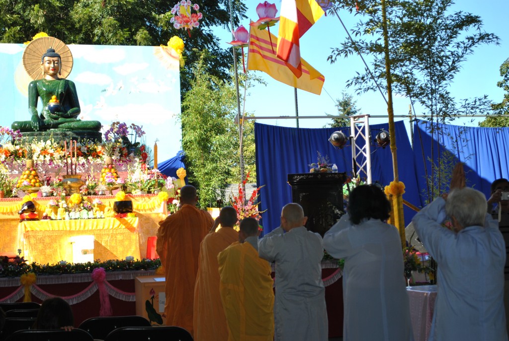 Kinh Hành Lạy Tam Bộ Nhứt Bái- Phat Ngoc OR 2014 (10)