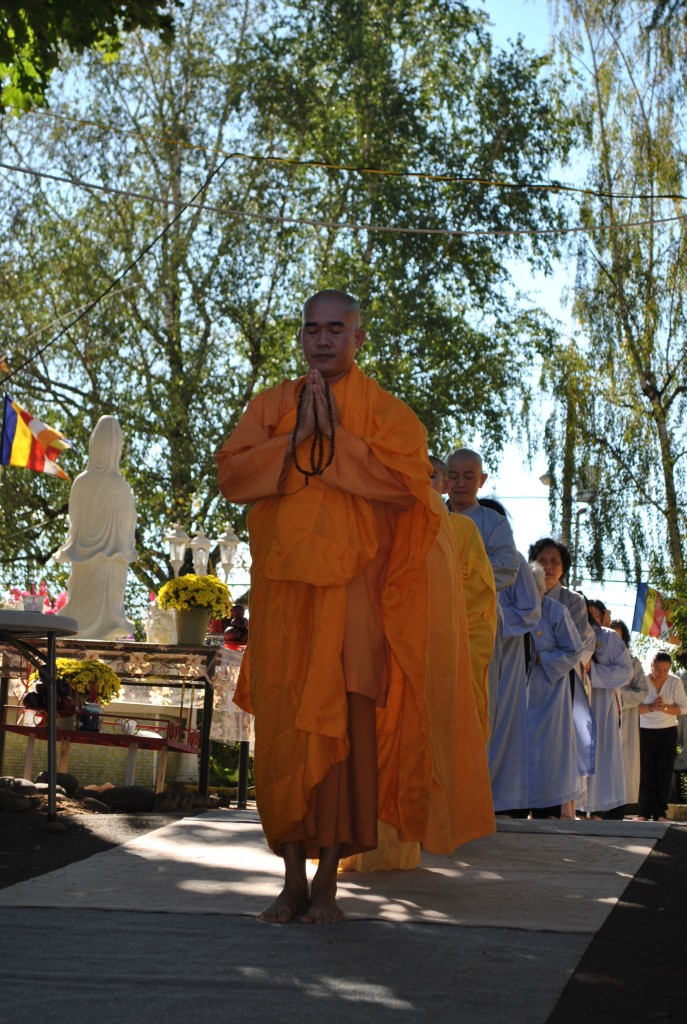 Kinh Hành Lạy Tam Bộ Nhứt Bái- Phat Ngoc OR 2014 (7)